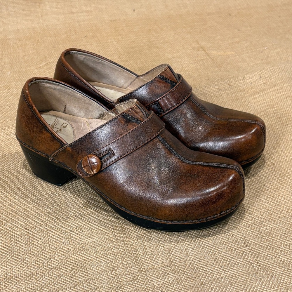 Dansko Heeled Clogs Womens 37 US 6.5 Brown Leather Strap Slip On Academia
